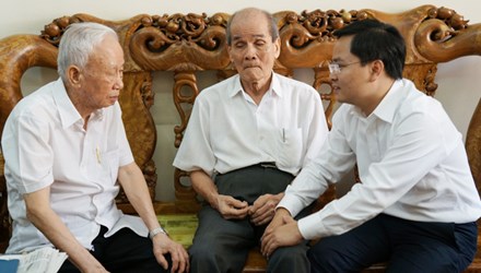 Đồng chí Nguyễn Anh Tuấn thăm hỏi chú Phan Minh Tấn (bí danh 9 Đào) và chú Lê Quang Thành (bí danh Tư Thành) tại nhà riêng
